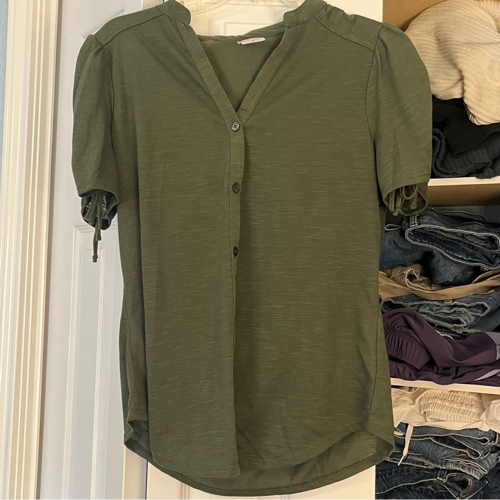 Large, green No Boundaries button up top